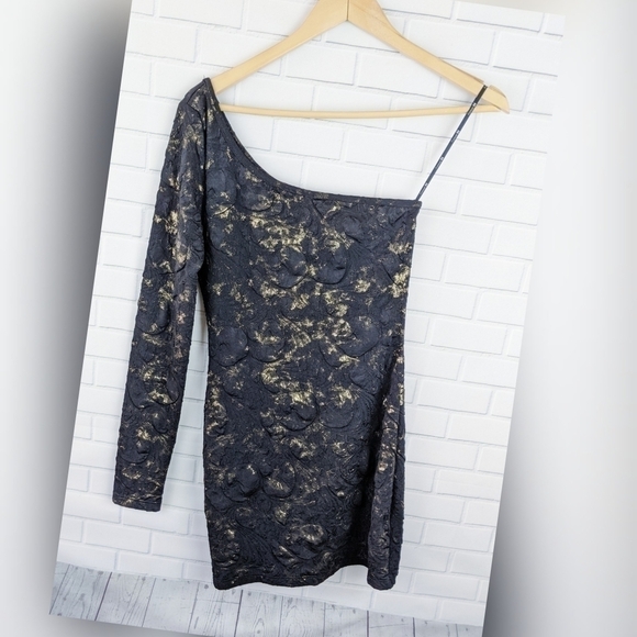 Forever 21 Asymmetrical Black Gold
Dress - Picture 1 of 5